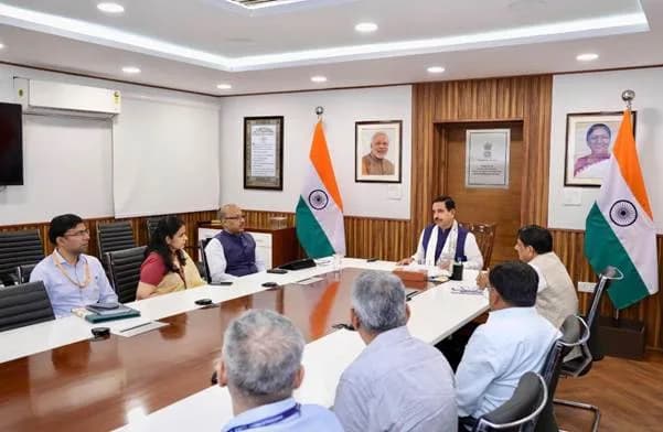केंद्रीय शिक्षा मंत्री प्रल्हाद जोशी ने प्राथमिक शिक्षक संबंधी शिक्षा में छह माह के प्रमाण-पत्र (ब्रिज) पाठ्यक्रम का शुभारंभ किया